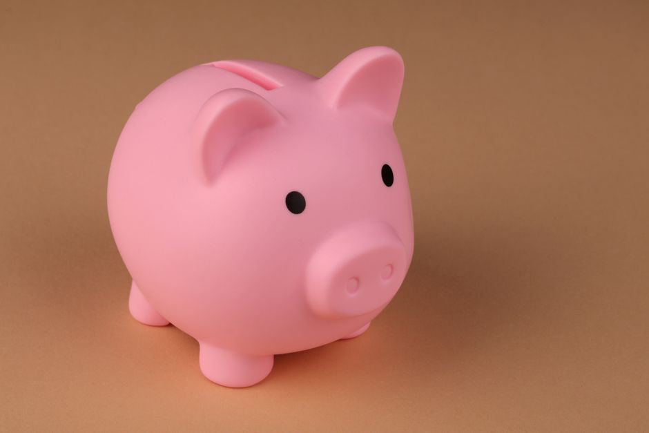 A pink piggy bank symbolizes savings and budgeting on a simp