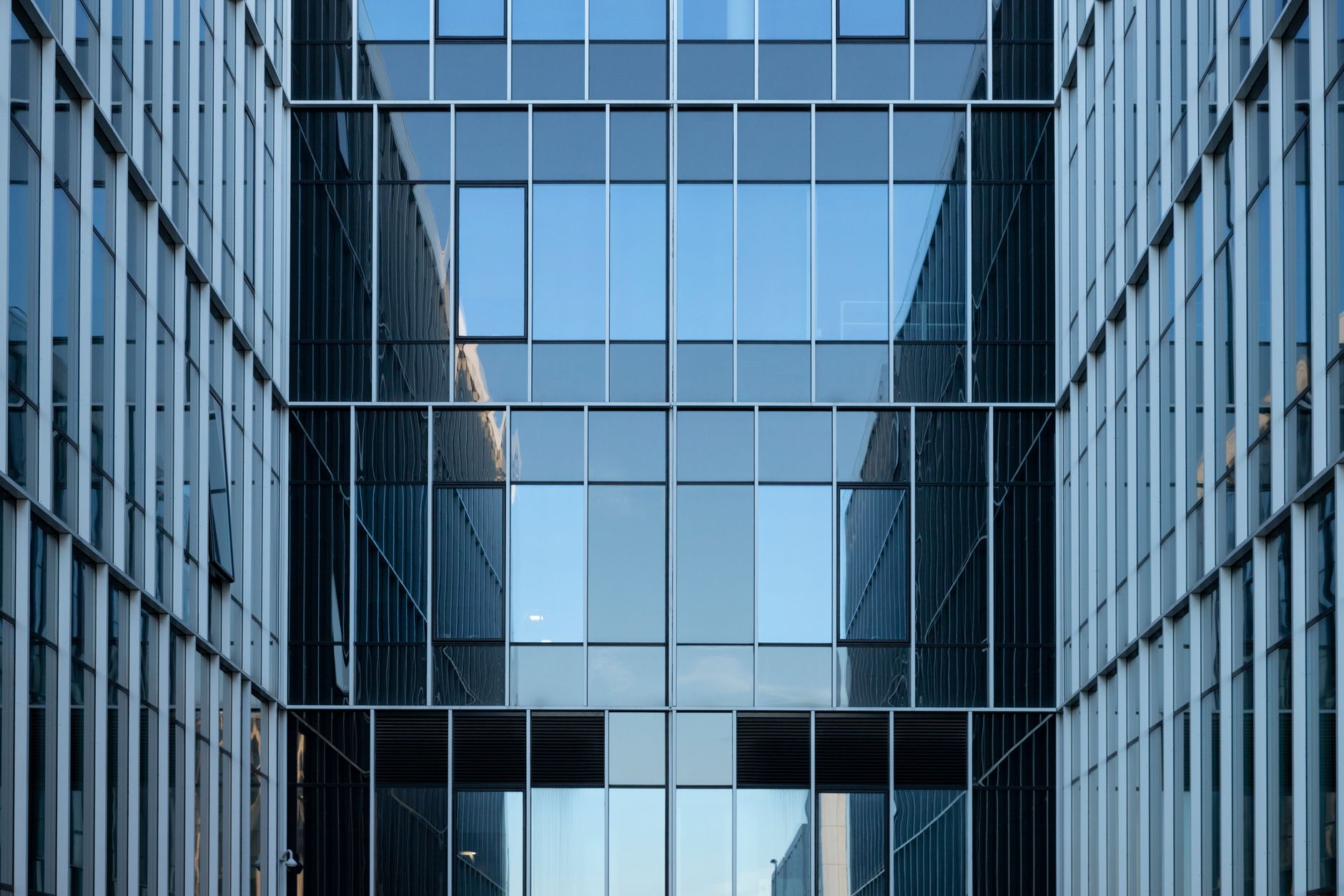 Contemporary building facade with reflective glass windows i