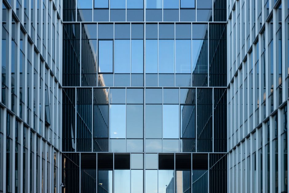Contemporary building facade with reflective glass windows i