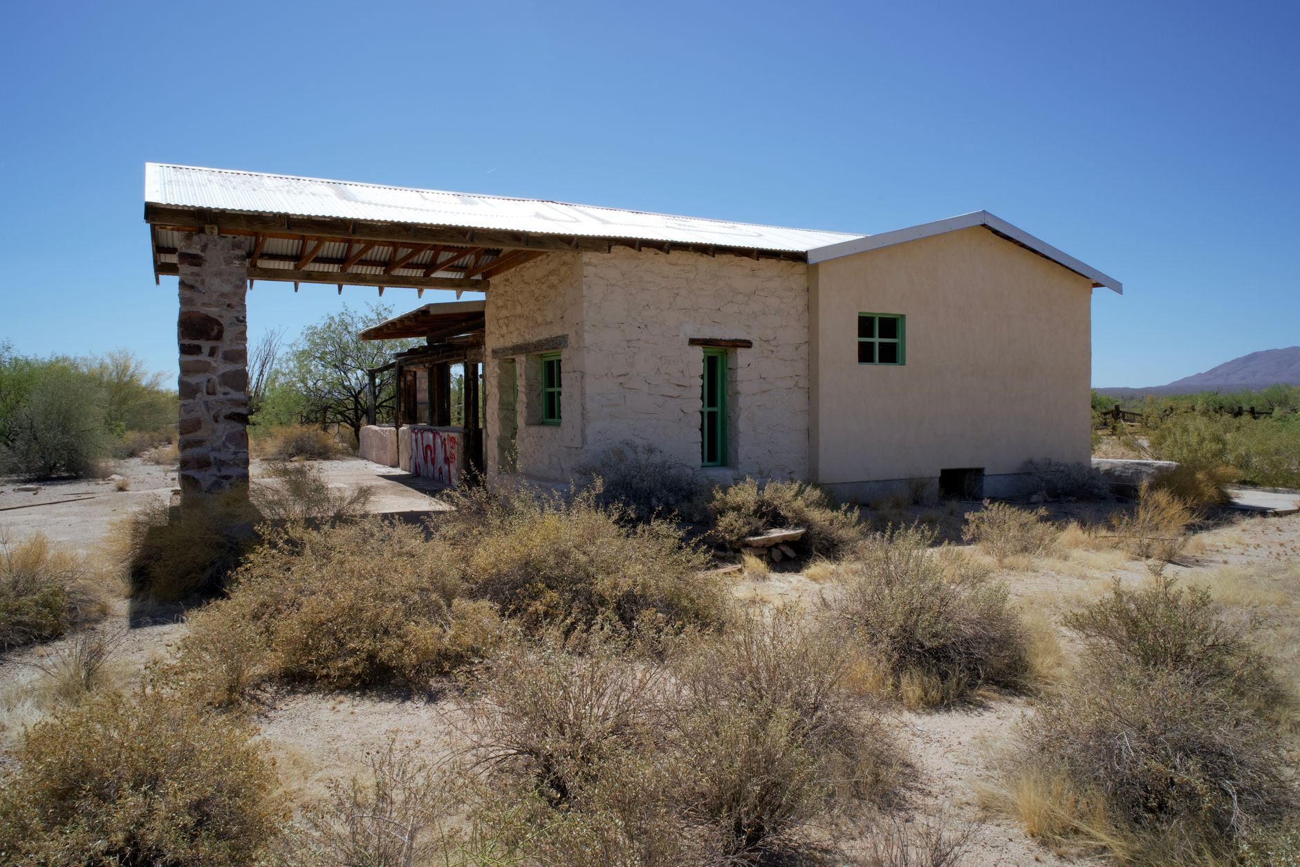 A lonely, abandoned house in a barren desert environment und