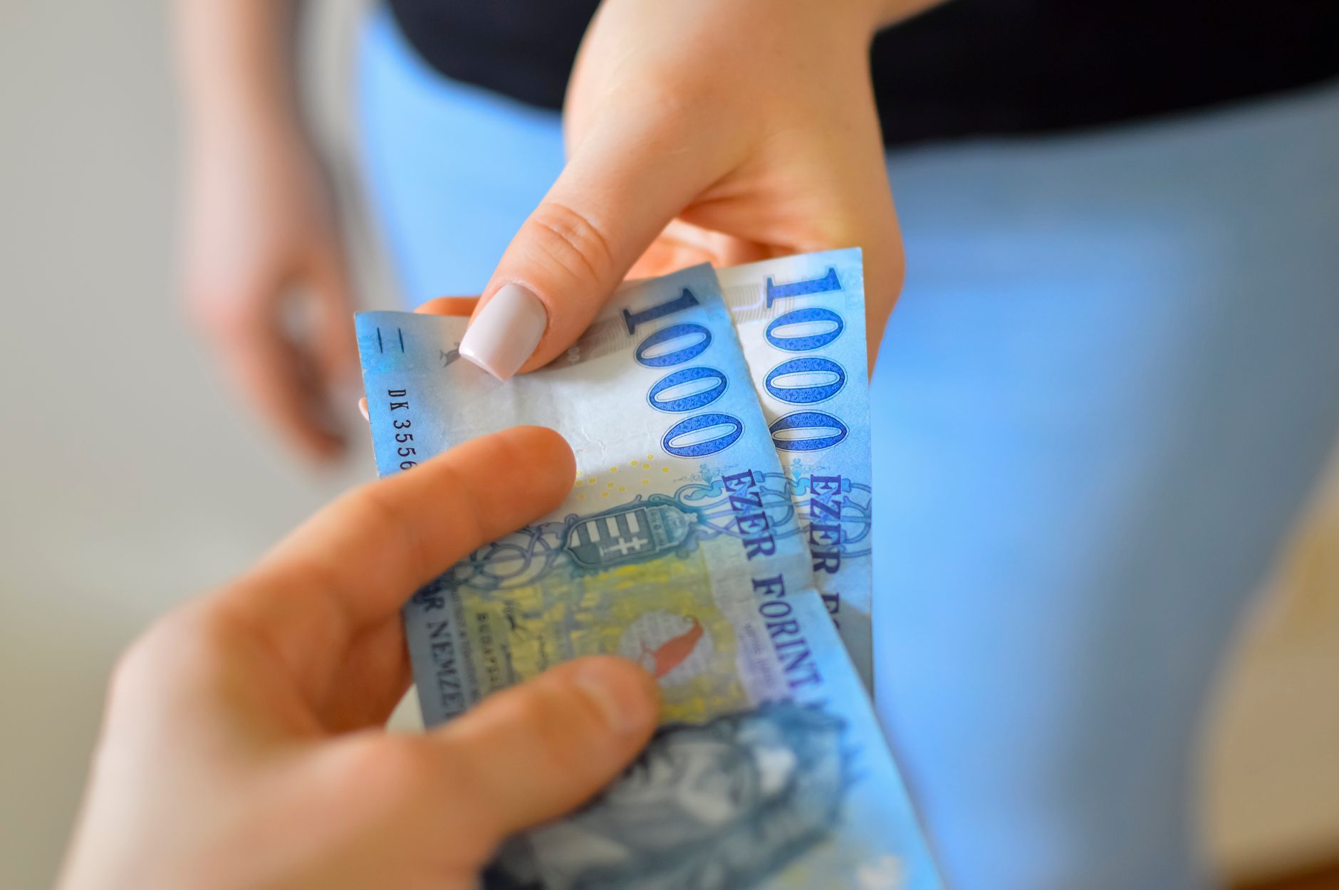 An exchange of 1000 Hungarian Forint banknotes between two h