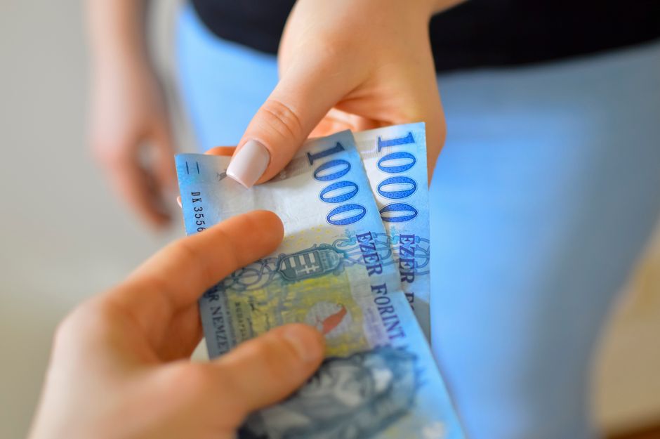 An exchange of 1000 Hungarian Forint banknotes between two h