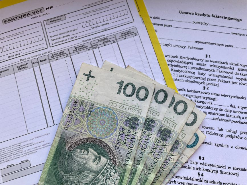 Polish 100 Zloty banknotes on VAT invoice and factoring agre