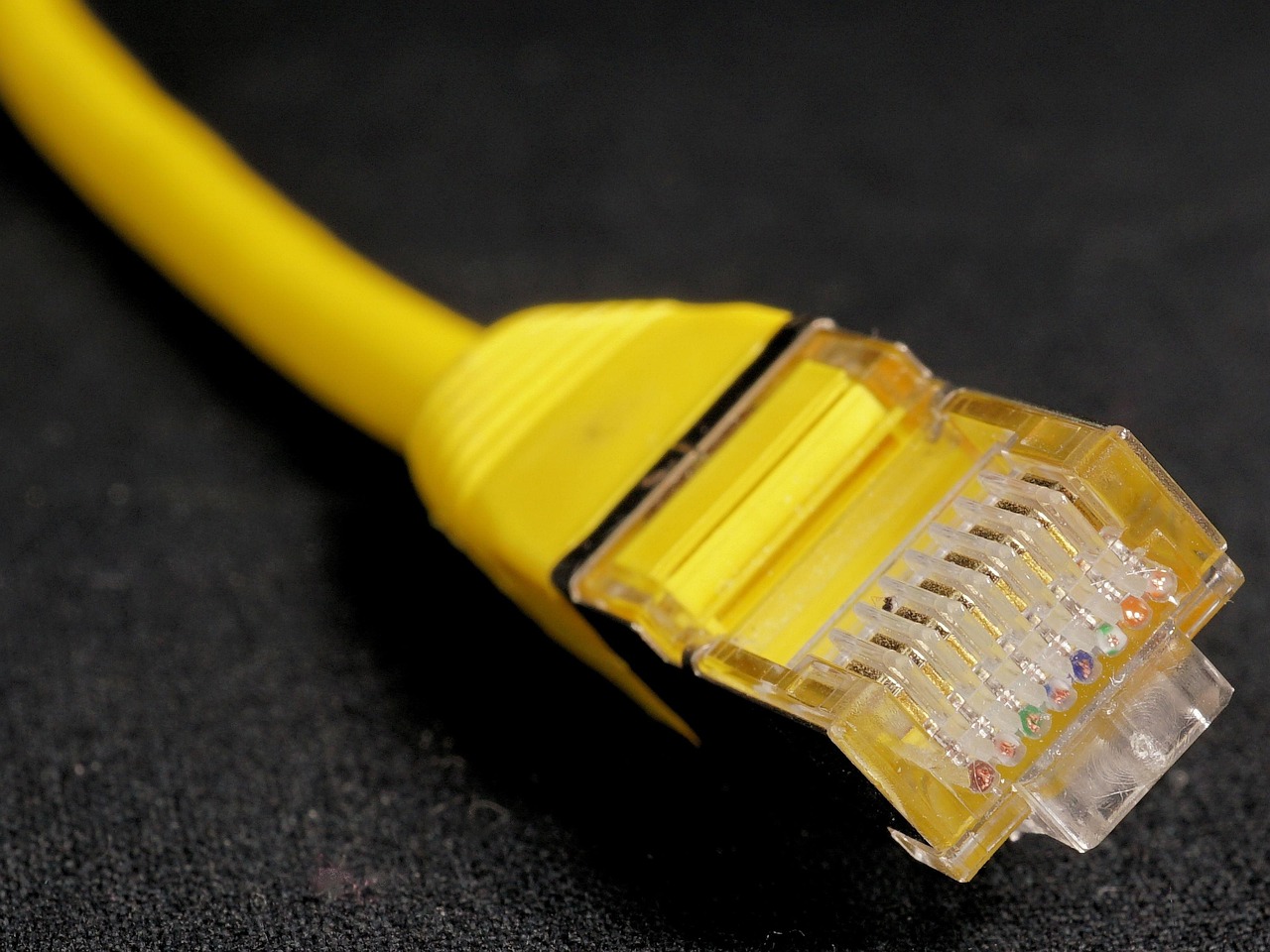 インターネット接続に使うLANケーブルのコネクター