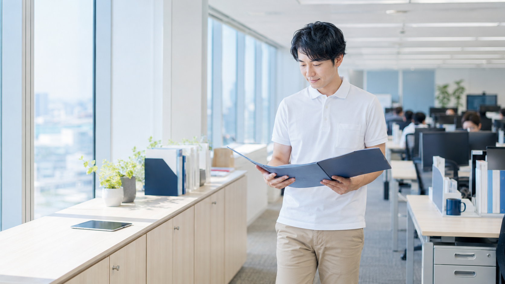 20代後半の日本人男性が立ち話での確認場面