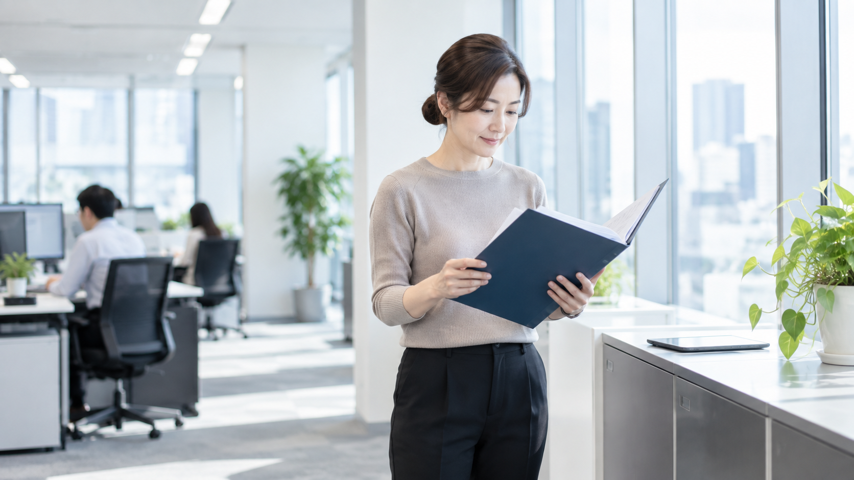 40代前半の日本人女性が立ち話での確認場面