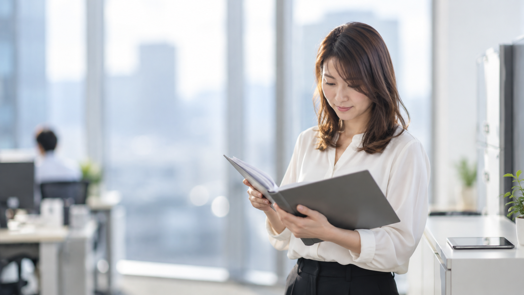 30代前半の日本人女性が立ち話での確認場面
