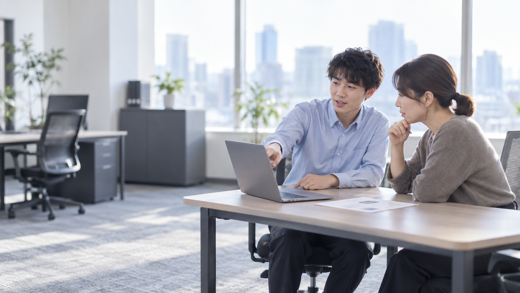 20代前半の日本人男性が手順の指導をしている場面
