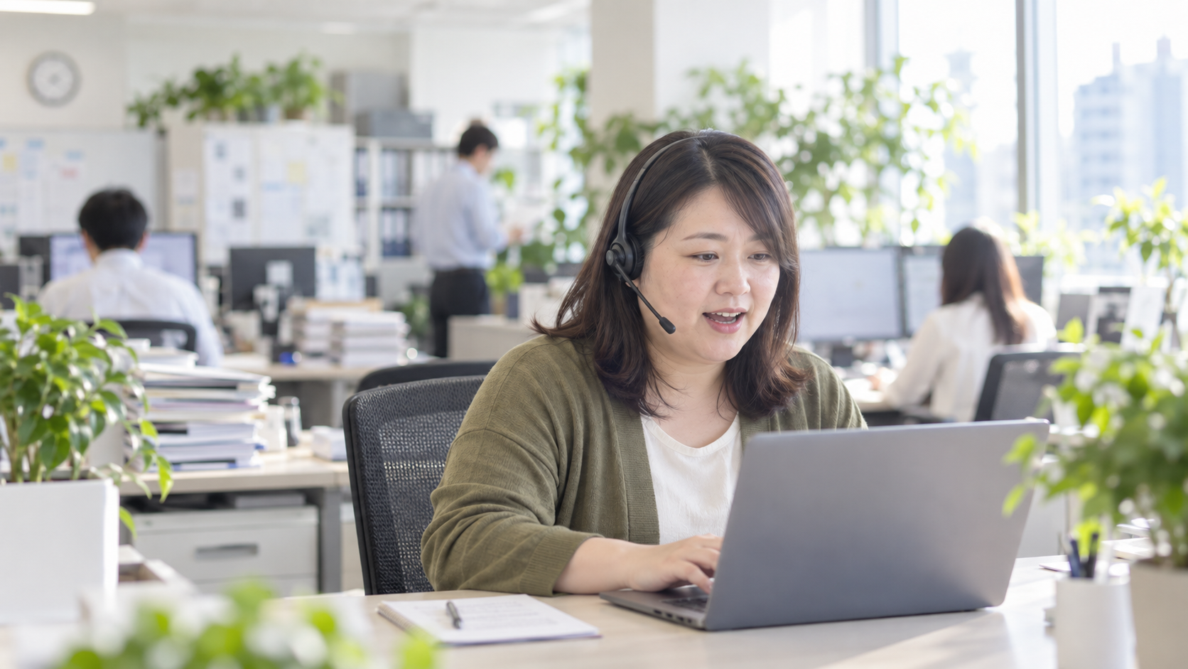 30代後半の日本人女性がオンライン会議への参加をしている場面