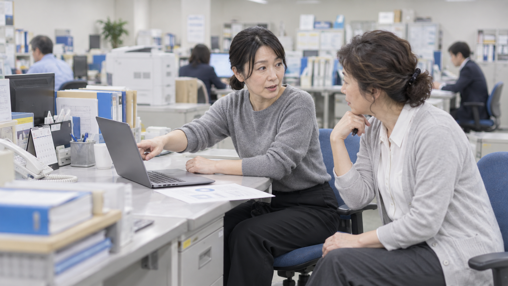 40代前半の日本人女性が手順の指導をしている場面