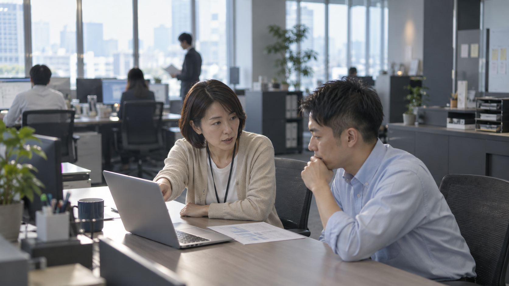 30代後半の日本人女性が手順の指導をしている場面