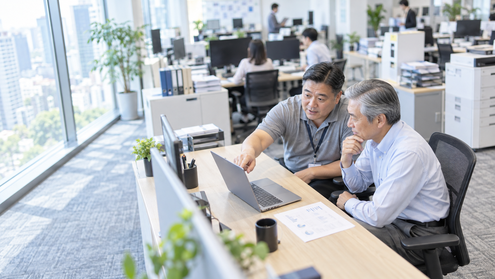 40代後半の日本人男性が手順の指導をしている場面