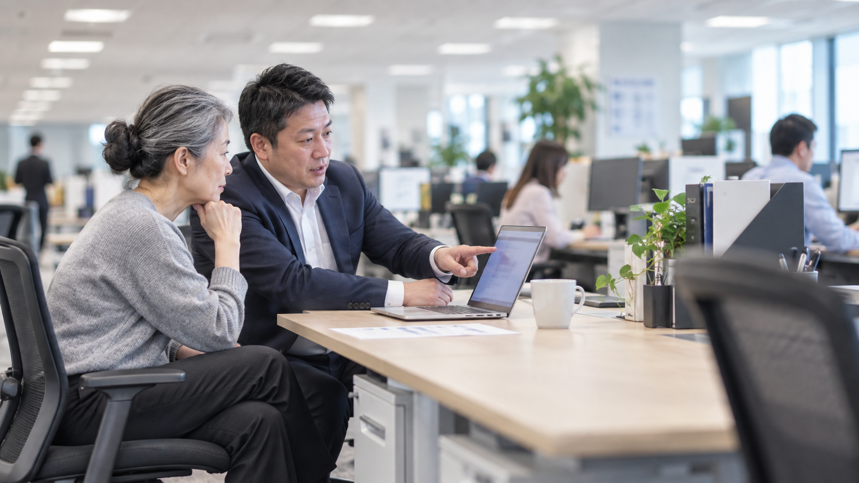 30代後半の日本人男性が手順の指導をしている場面