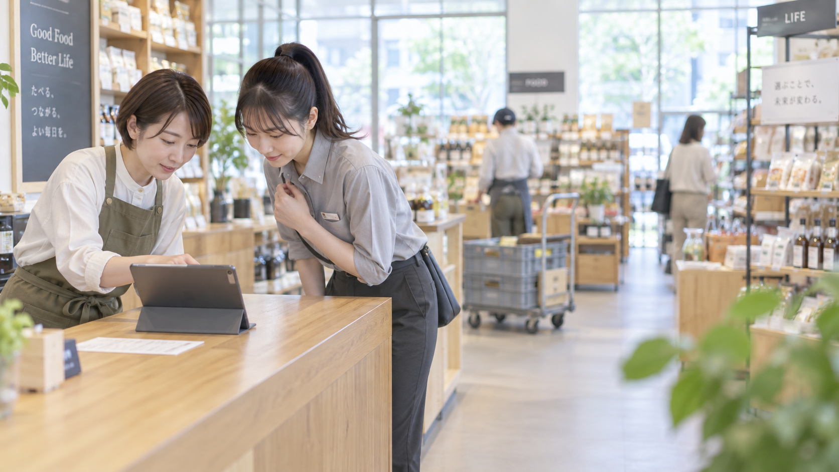 30代前半の日本人女性が店舗カウンターでの受注をしている場面
