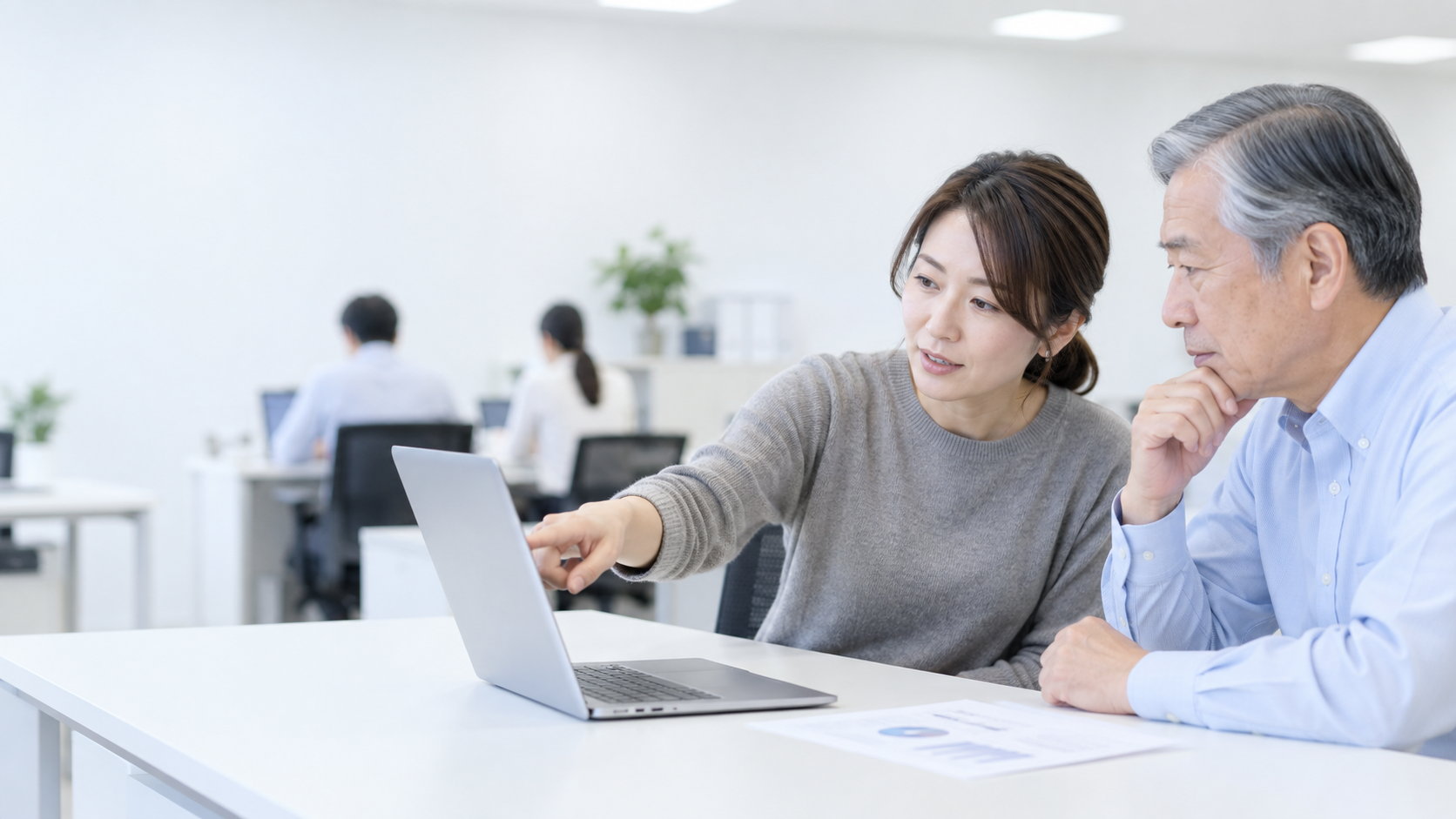 40代前半の日本人女性が手順の指導をしている場面