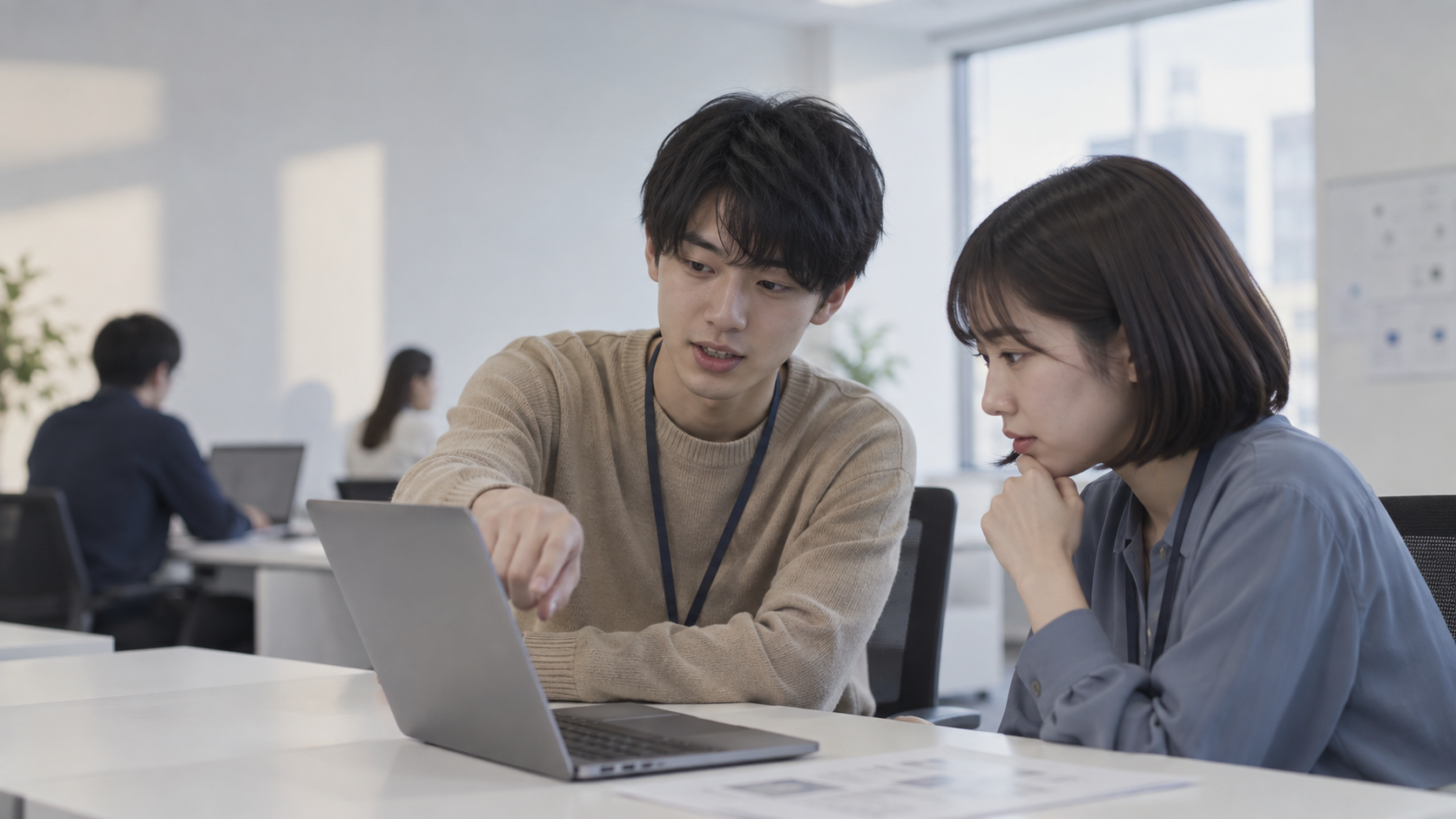 20代前半の日本人男性が手順の指導をしている場面