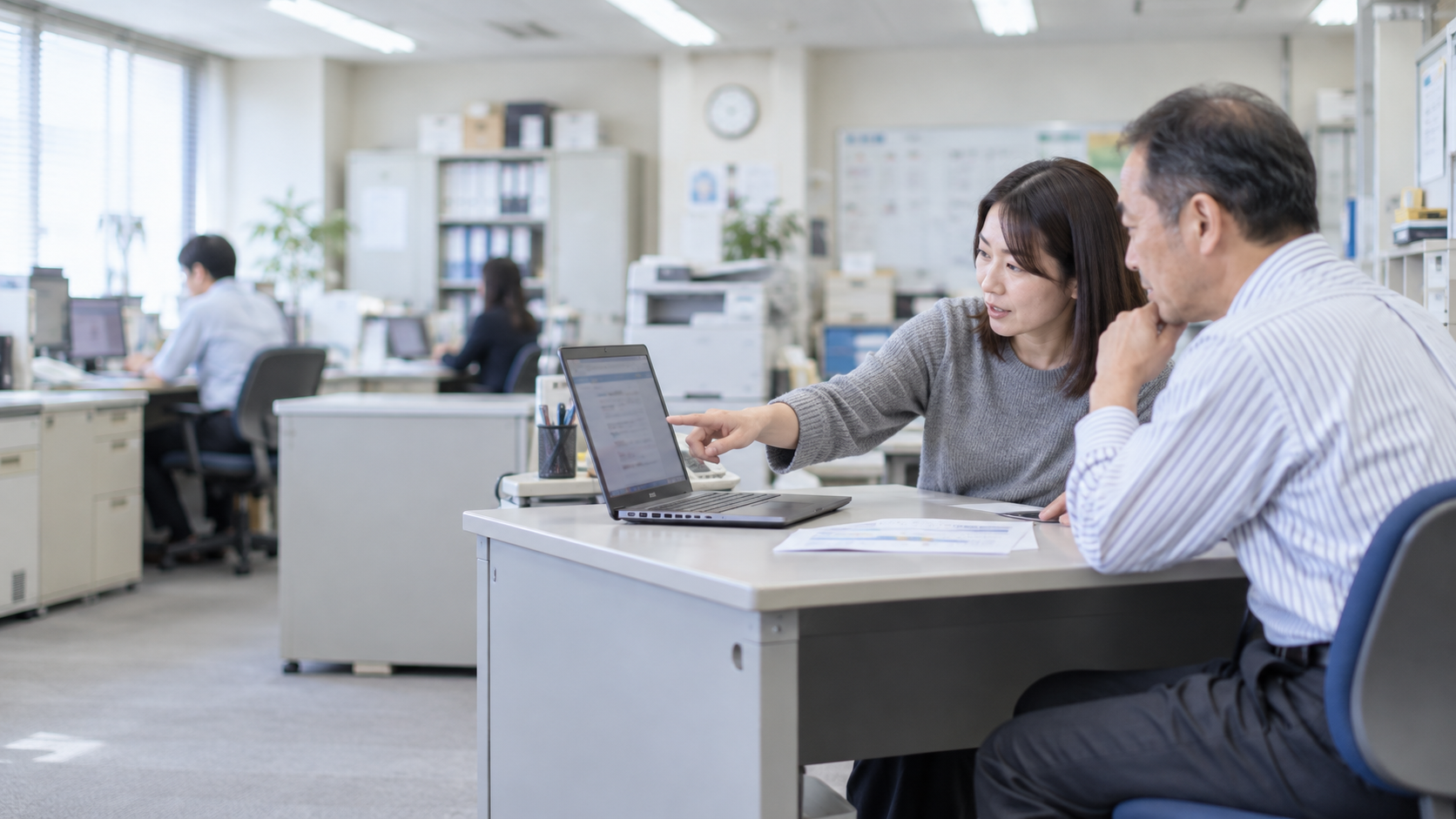 30代後半の日本人女性が手順の指導をしている場面