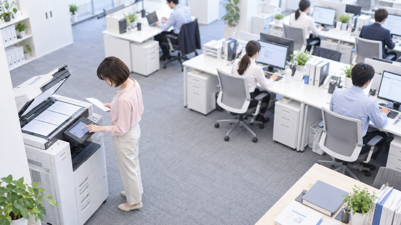 20代後半の日本人女性がFAXの送信をしている場面