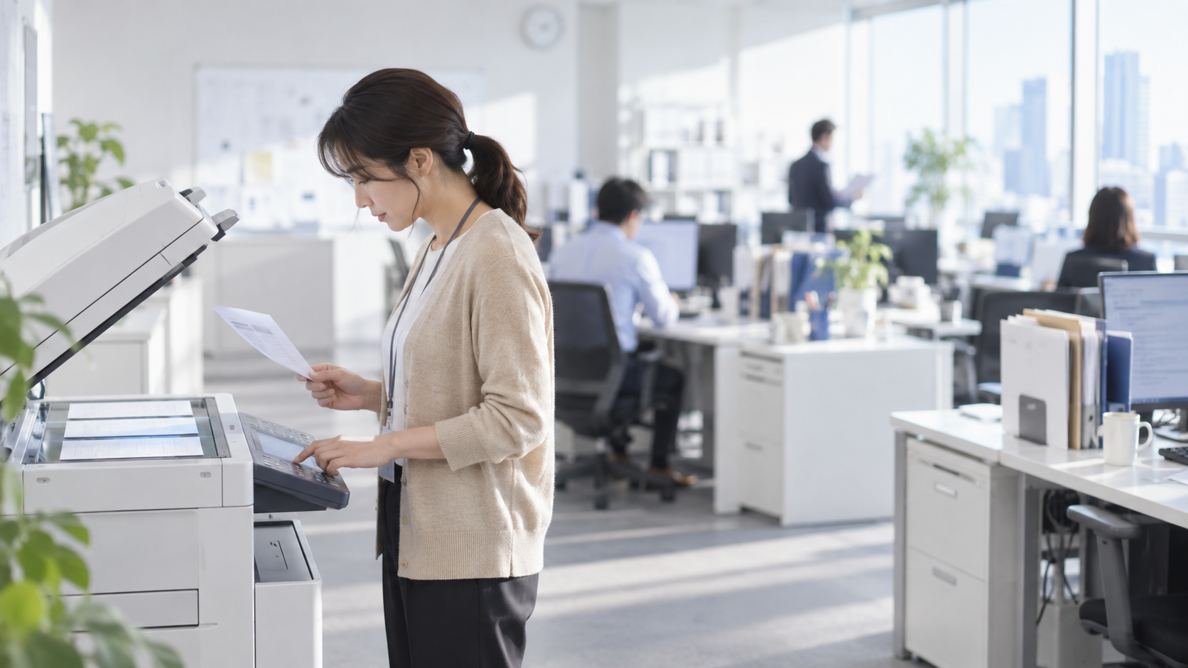 30代後半の日本人女性がFAXの送信をしている場面