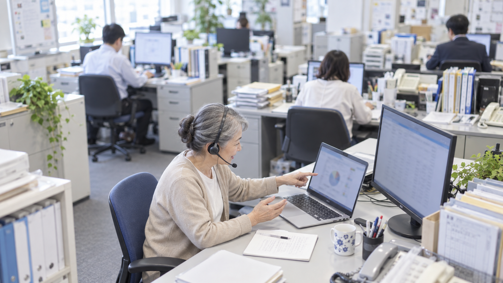 60代前半の日本人女性が開発のWeb会議をしている場面