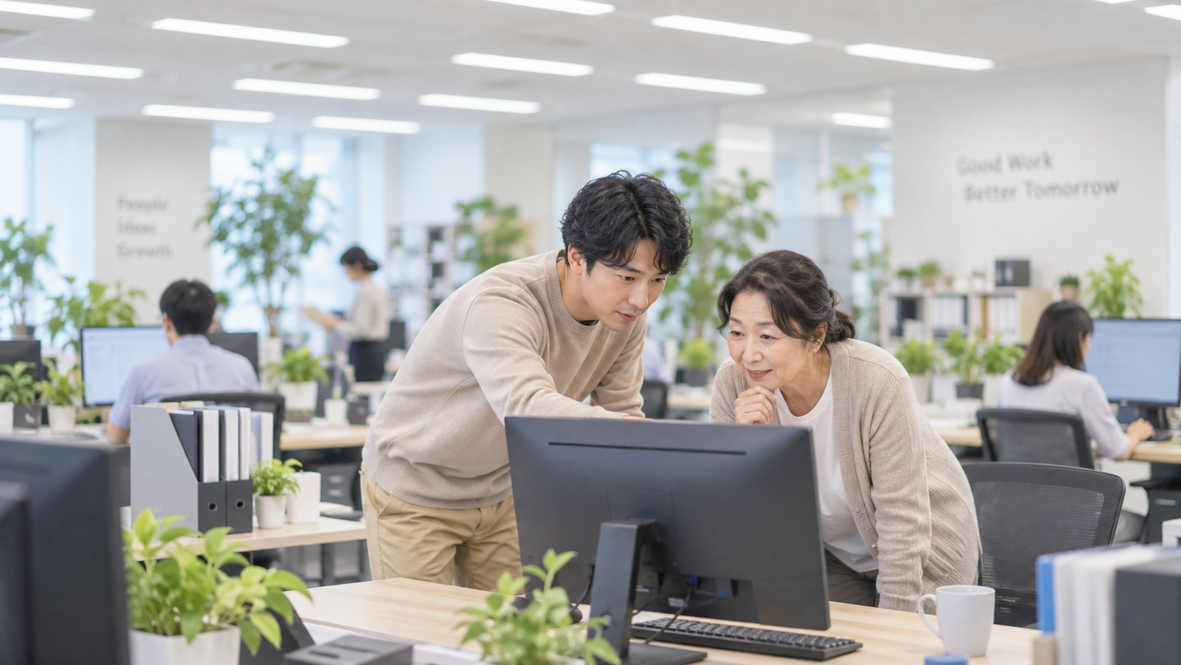 30代前半の日本人男性が二人で画面を覗くをしている場面