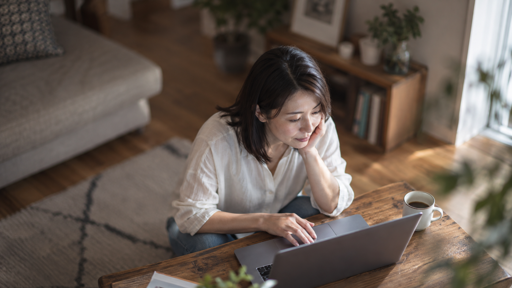 30代後半の日本人女性が自宅での注文をしている場面