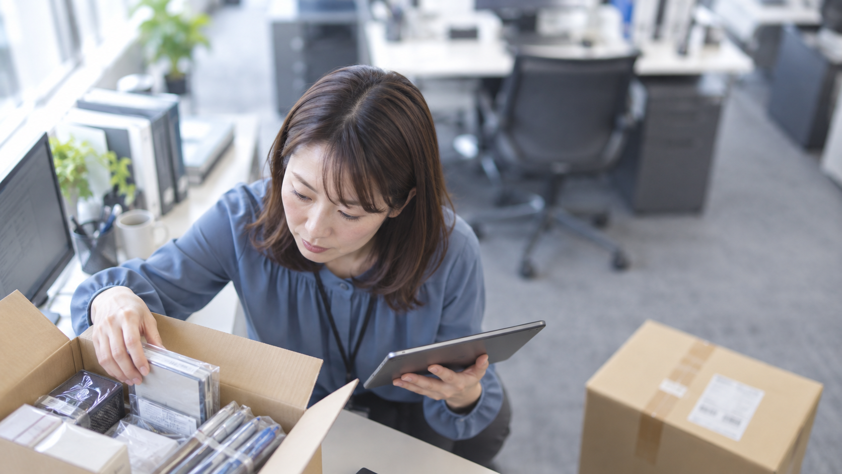 30代後半の日本人女性が荷受けと検品をしている場面