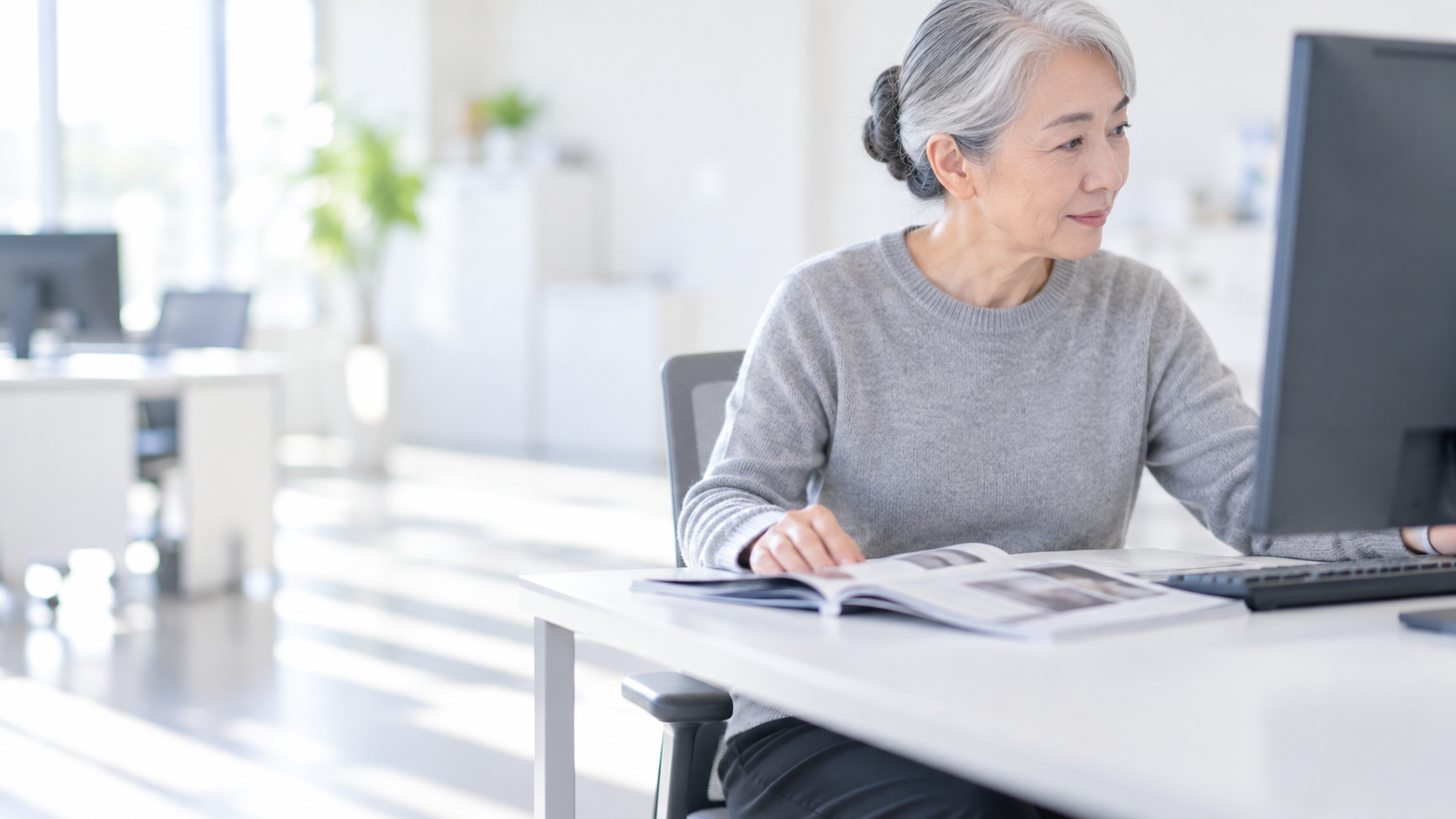 60代前半の日本人女性が発注画面の操作をしている場面