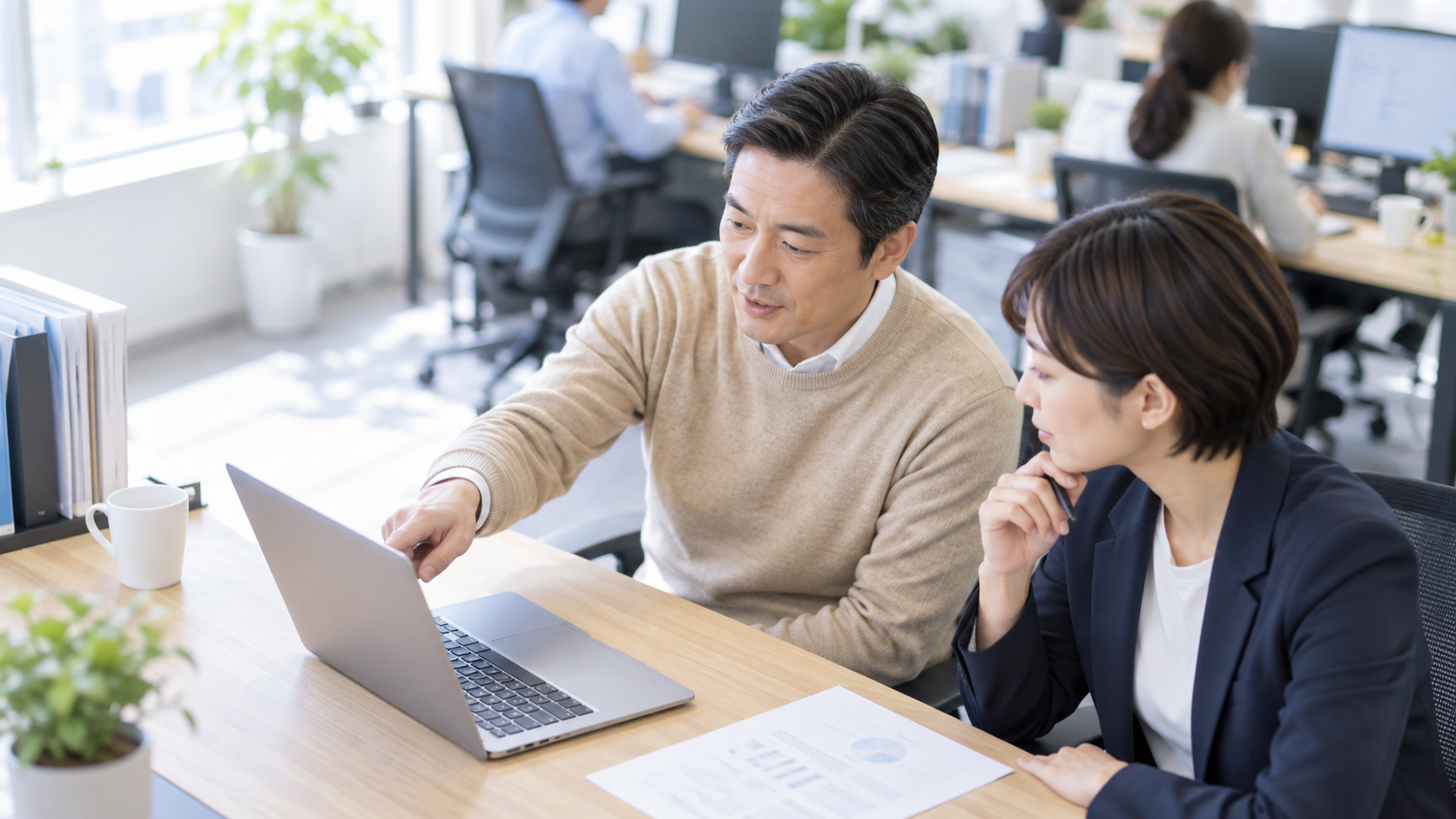40代前半の日本人男性が手順の指導をしている場面