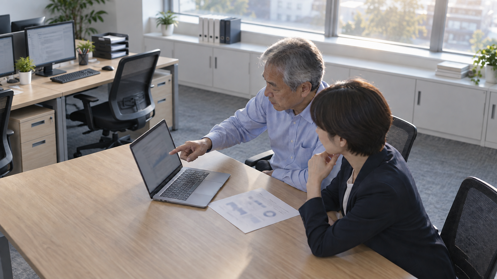 50代後半の日本人男性が手順の指導をしている場面