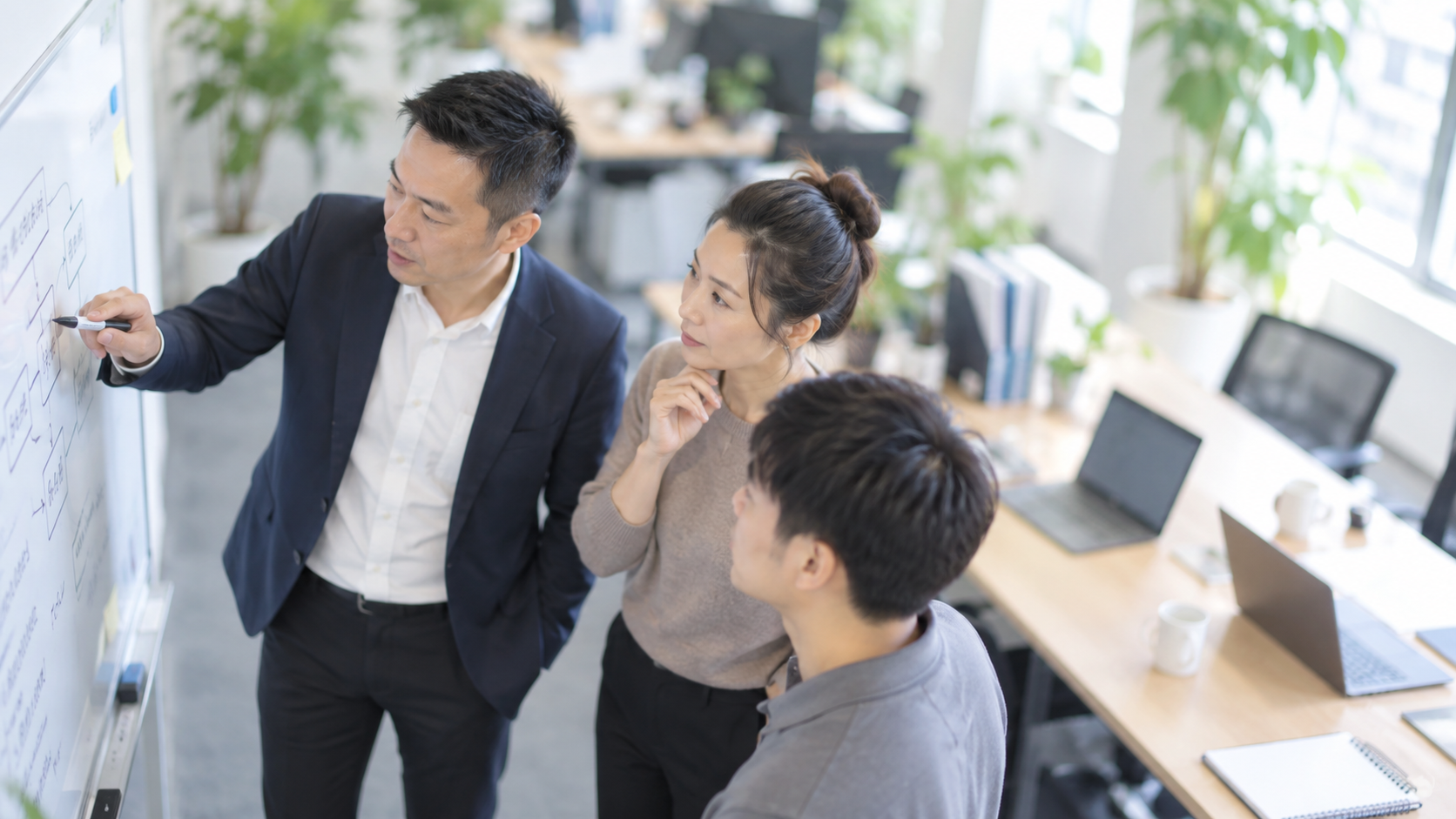 40代前半の日本人男性が要件定義の会議をしている場面