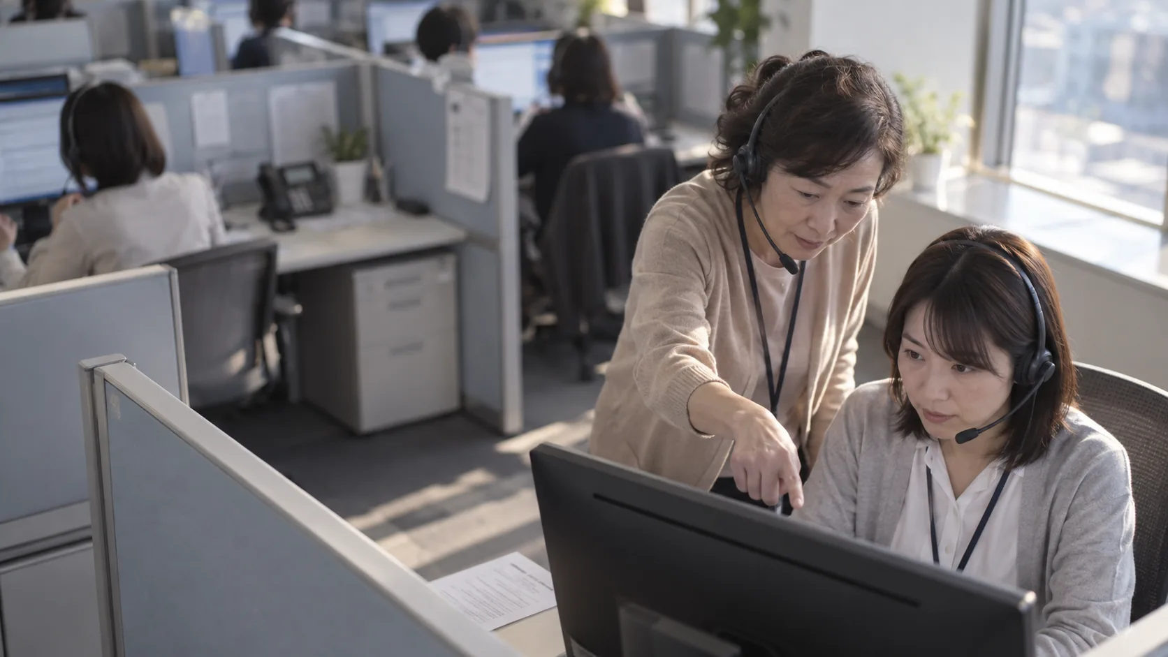 50代後半の日本人女性が席の後ろでの助言をしている場面