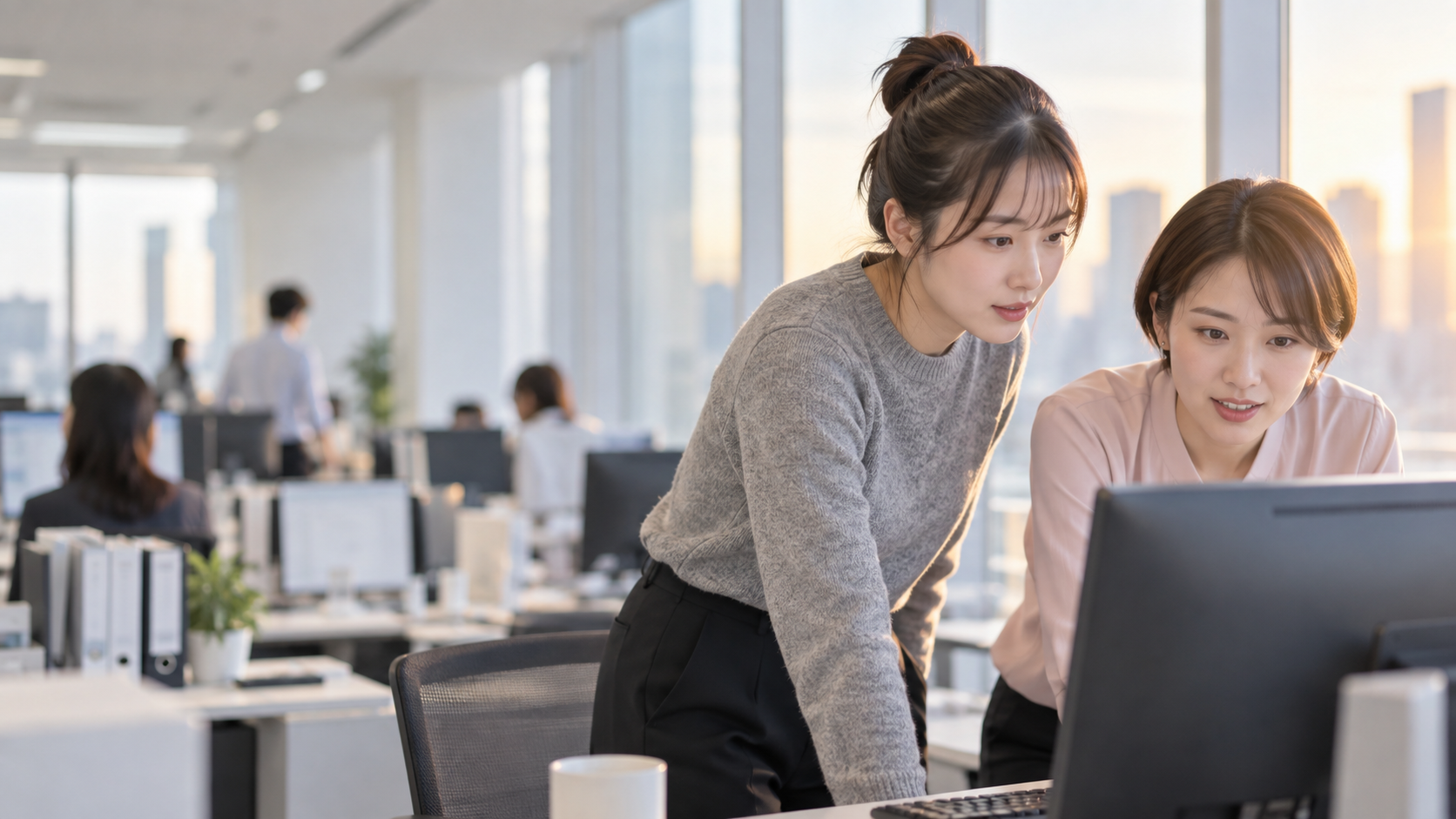 20代前半の日本人女性が二人で画面を覗くをしている場面