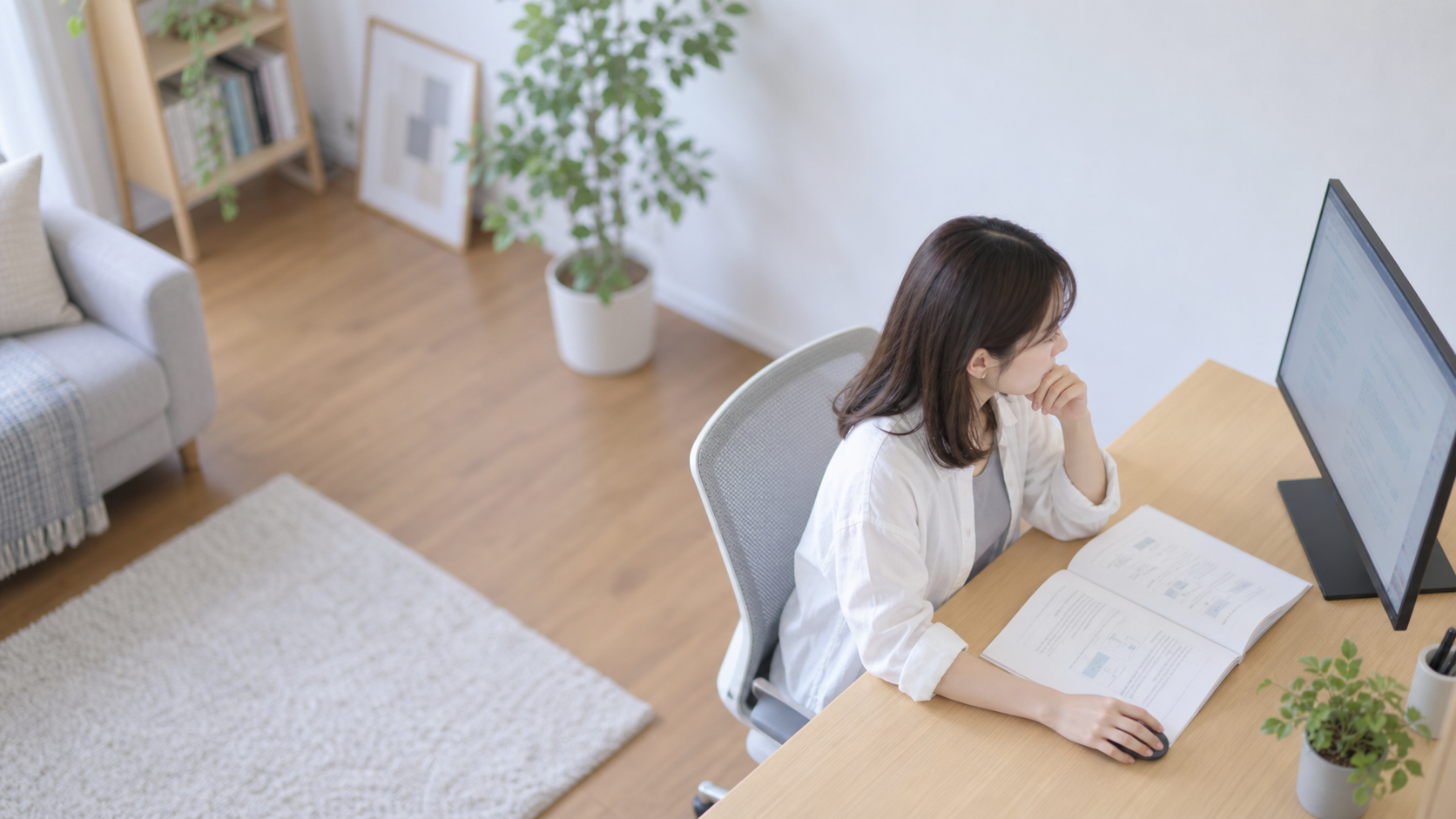 20代後半の日本人女性が在宅での仕様の確認をしている場面